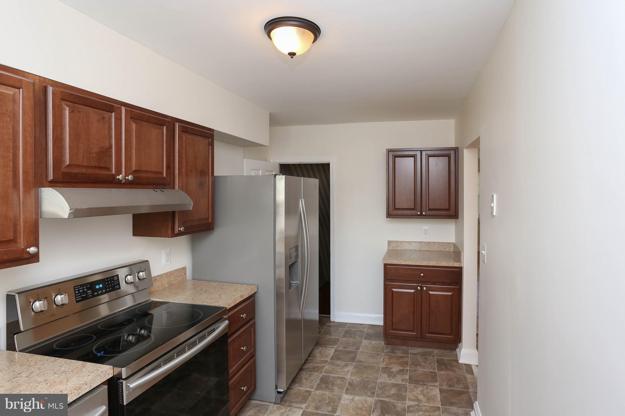 6139 Regent Park Road Baltimore, MD 21228 - Photo 3 of 27 Kitchen