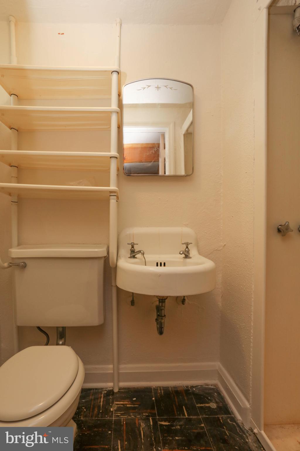 6139 Regent Park Road Baltimore, MD 21228 - Photo 23 of 27 Basement Bath