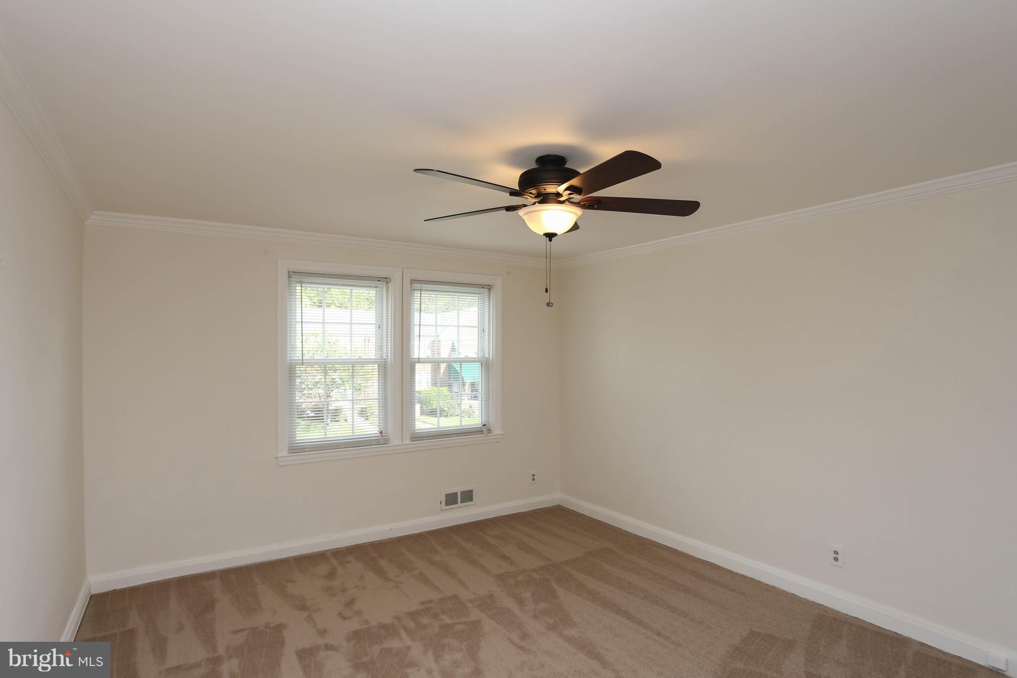 6139 Regent Park Road Baltimore, MD 21228 - Photo 4 of 27 Bath