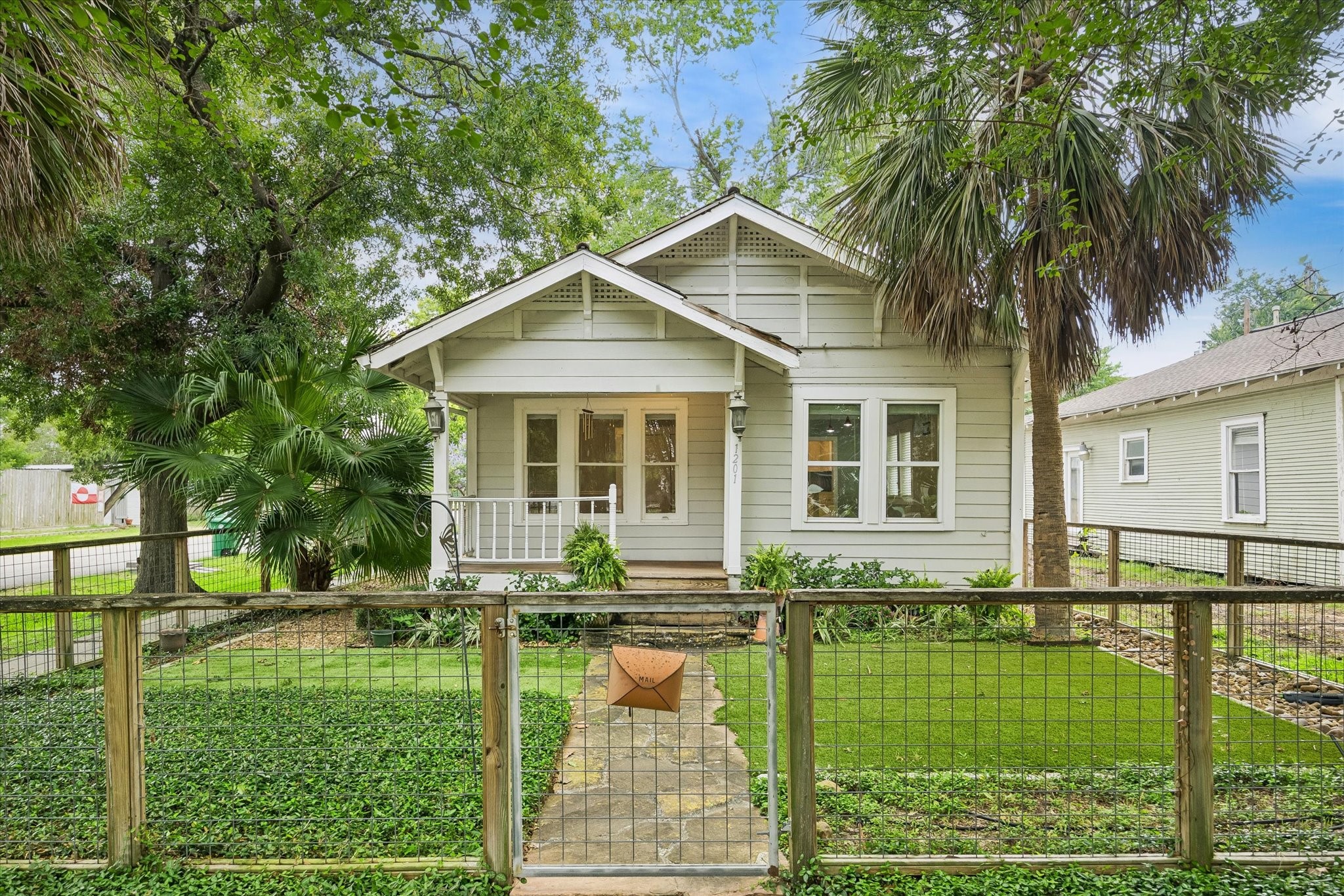 This is Heights living at its best, with a charming 1930s Craftsman tucked behind a fenced yard in one of Houston’s most loved historic neighborhoods. Spend your weekends exploring local foodie favorites, boutique shopping, parks, trails, and nearby arts destinations, then come home to a bungalow full of timeless character.