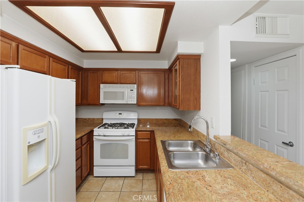 200 East Alessandro Boulevard, Unit 34 Riverside, CA 92508 - Photo 11 of 39 Kitchen