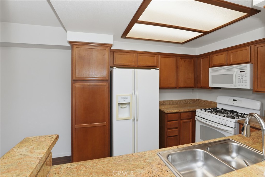 200 East Alessandro Boulevard, Unit 34 Riverside, CA 92508 - Photo 12 of 39 Kitchen