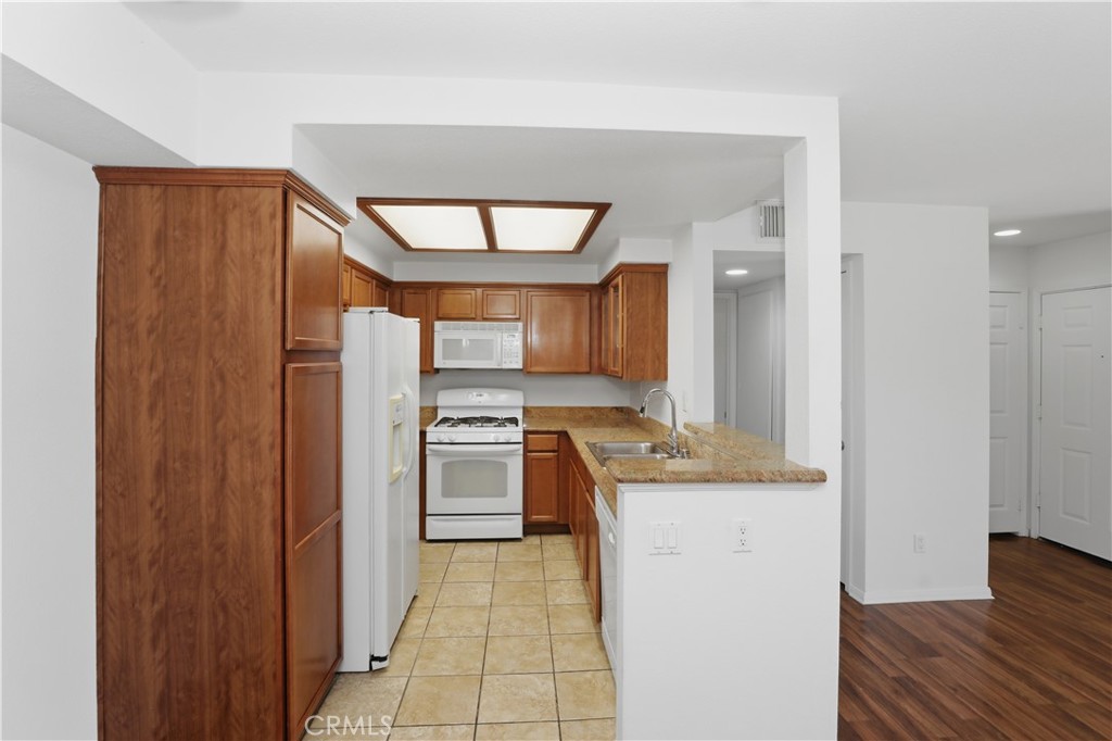 200 East Alessandro Boulevard, Unit 34 Riverside, CA 92508 - Photo 13 of 39 Kitchen