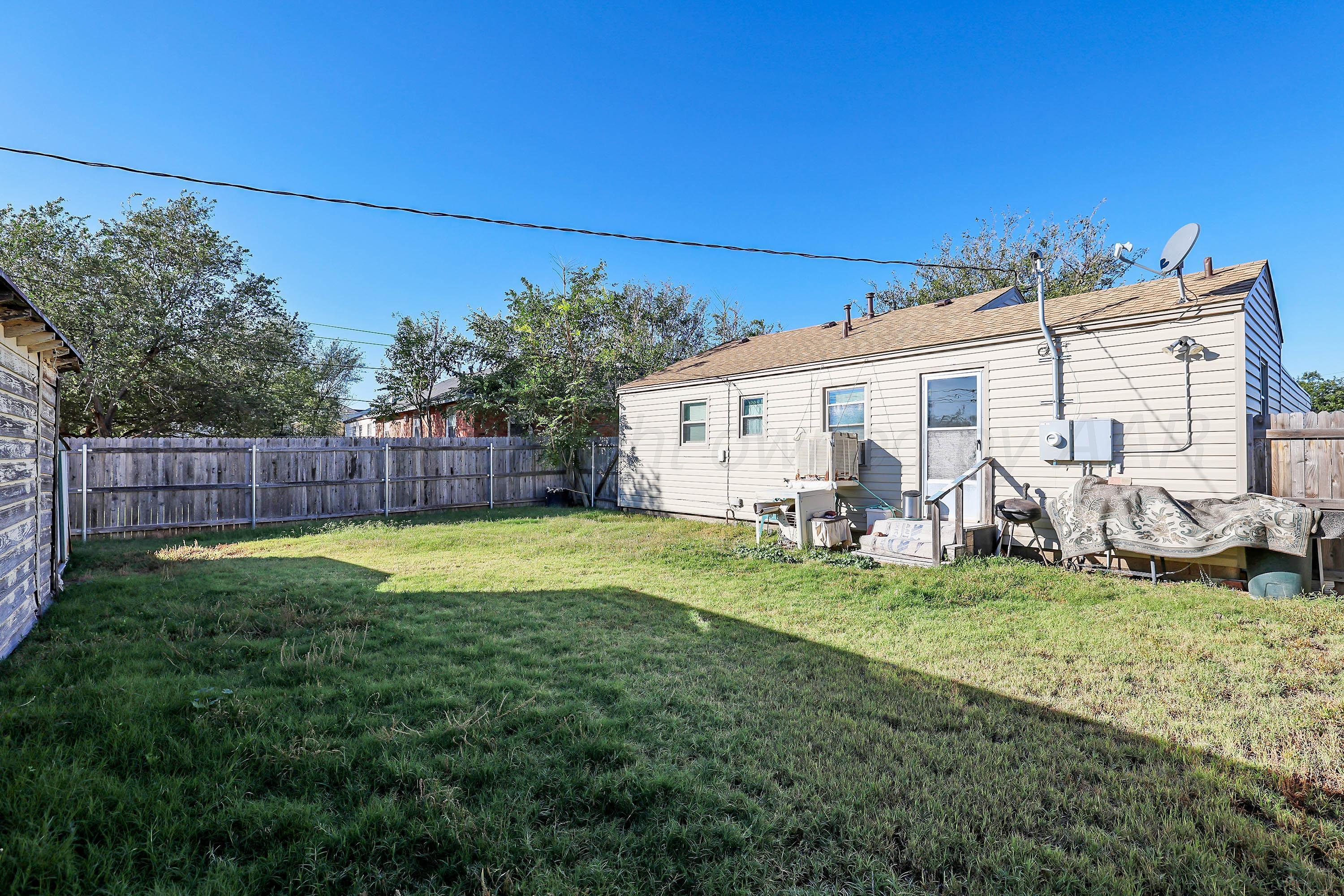 90 North Tennessee Street Amarillo, TX 79106 - Photo 12 of 22 a view of a house with backyard and sitting area