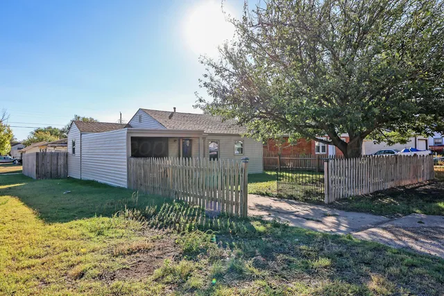 a view of a house with a yard and plants