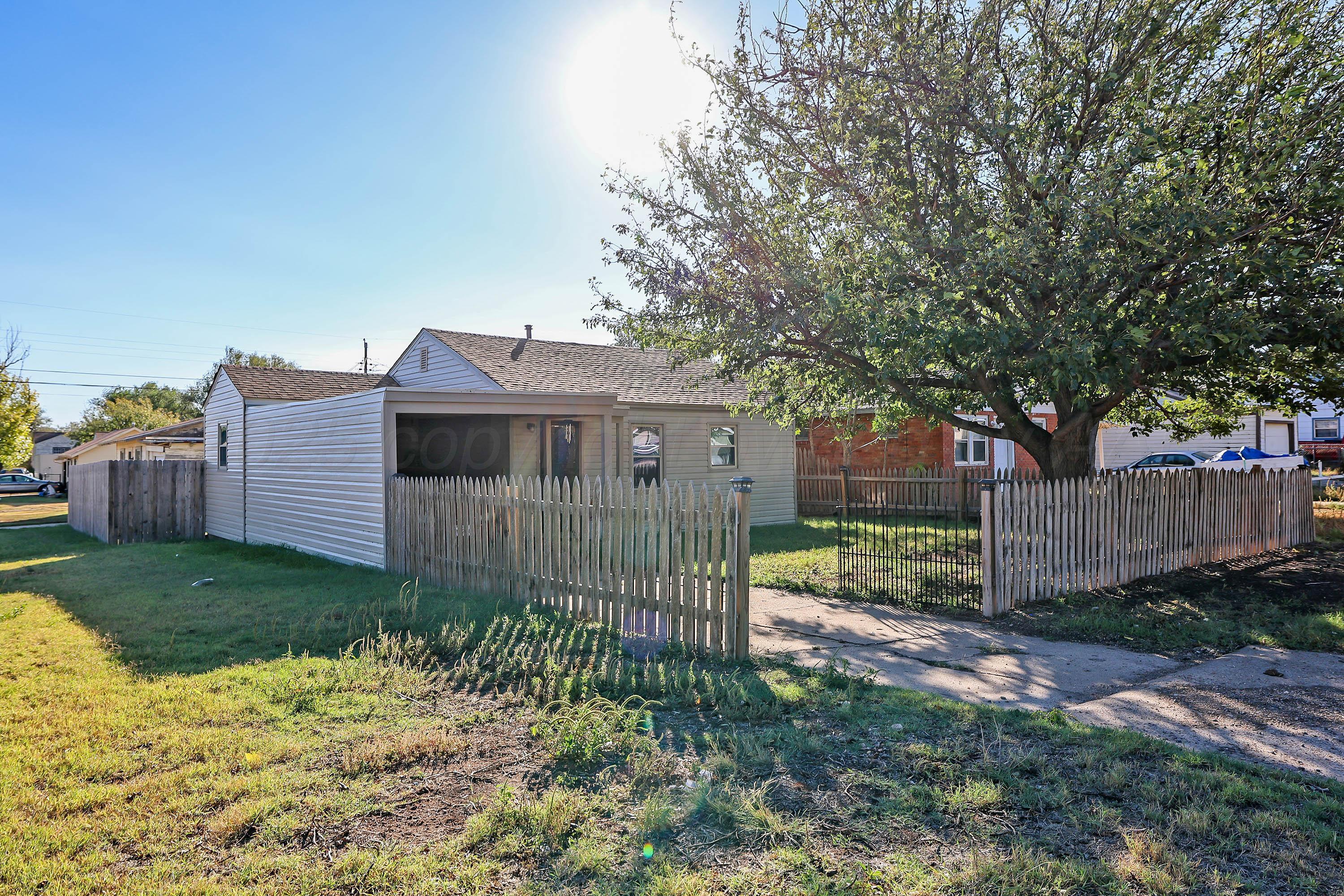 90 North Tennessee Street Amarillo, TX 79106 - Photo 3 of 22 a view of a house with a yard and plants