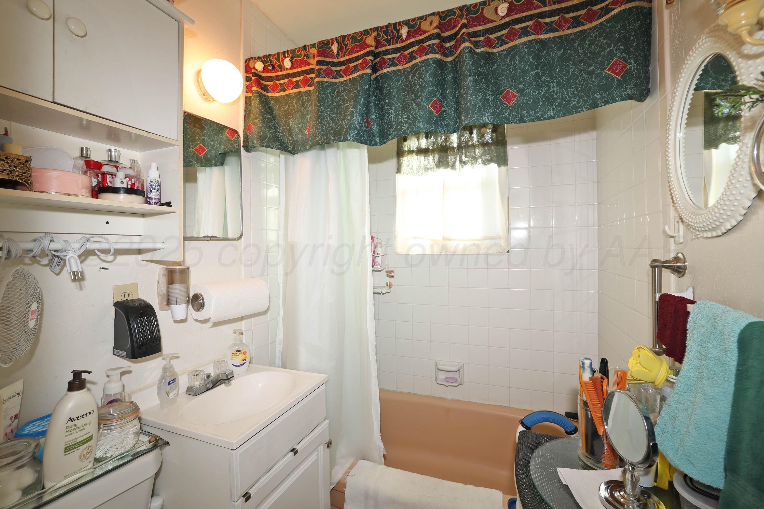 90 North Tennessee Street Amarillo, TX 79106 - Photo 10 of 22 a bathroom with a sink a bath tub and a shower