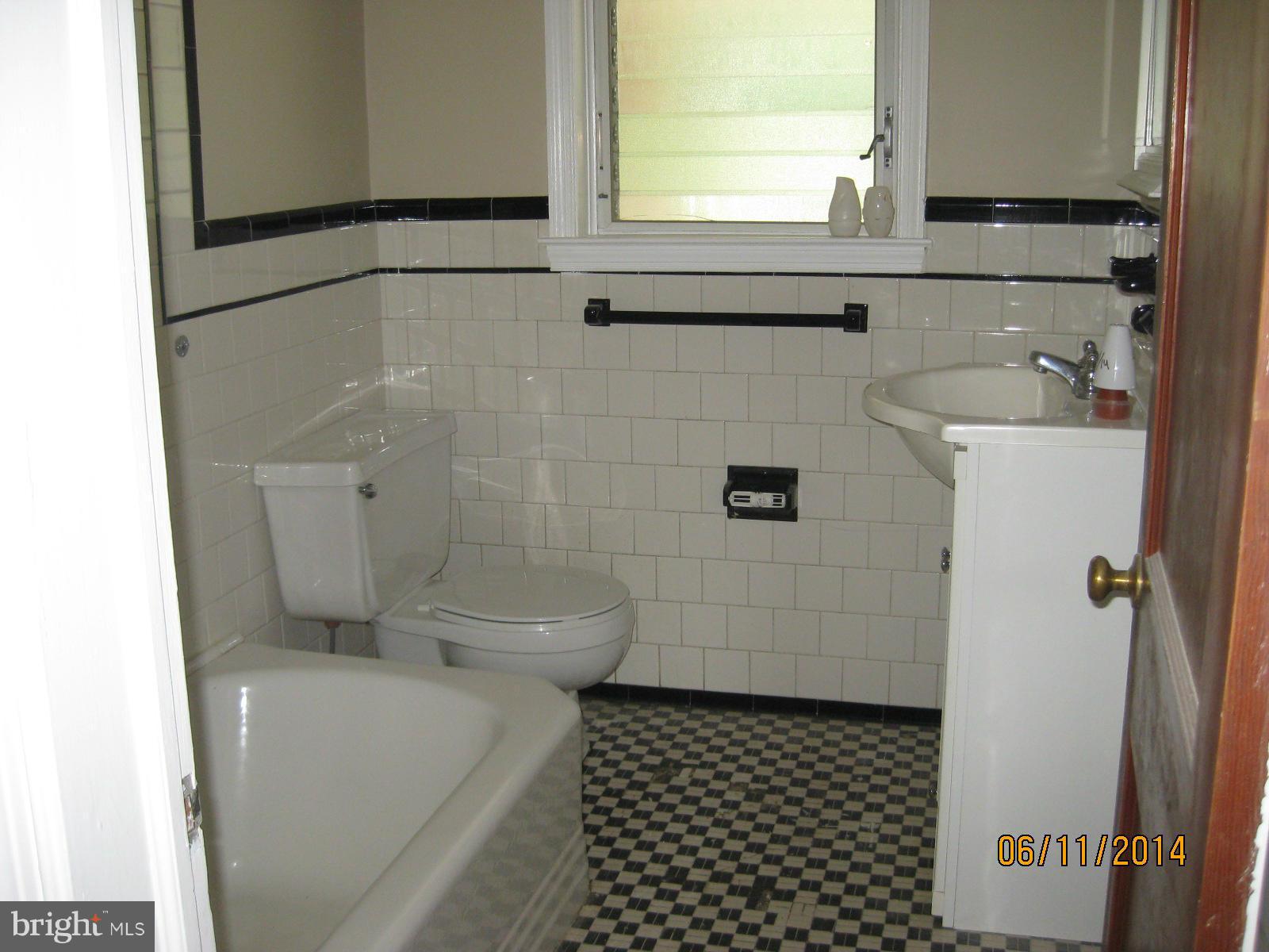 3338 Willoughby Road Baltimore, MD 21234 - Photo 4 of 11 Bath