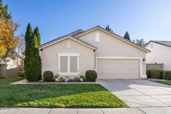 a view of a house with backyard and garden