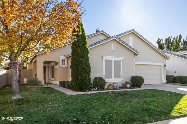 a view of a house with backyard