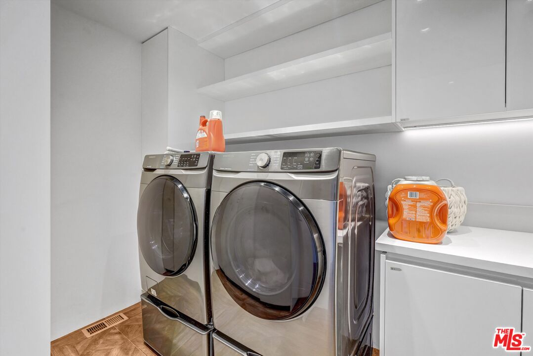 9400 Readcrest Drive Beverly Hills, CA 90210 - Photo 13 of 33 a utility room with dryer and washer