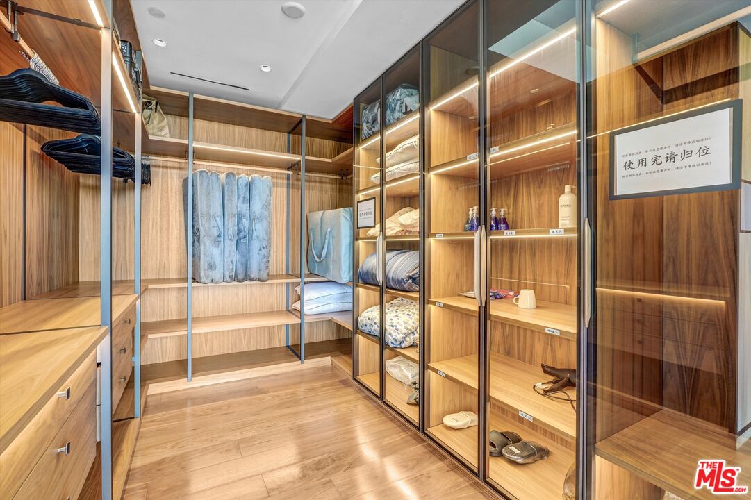 9400 Readcrest Drive Beverly Hills, CA 90210 - Photo 18 of 33 a view of an empty room