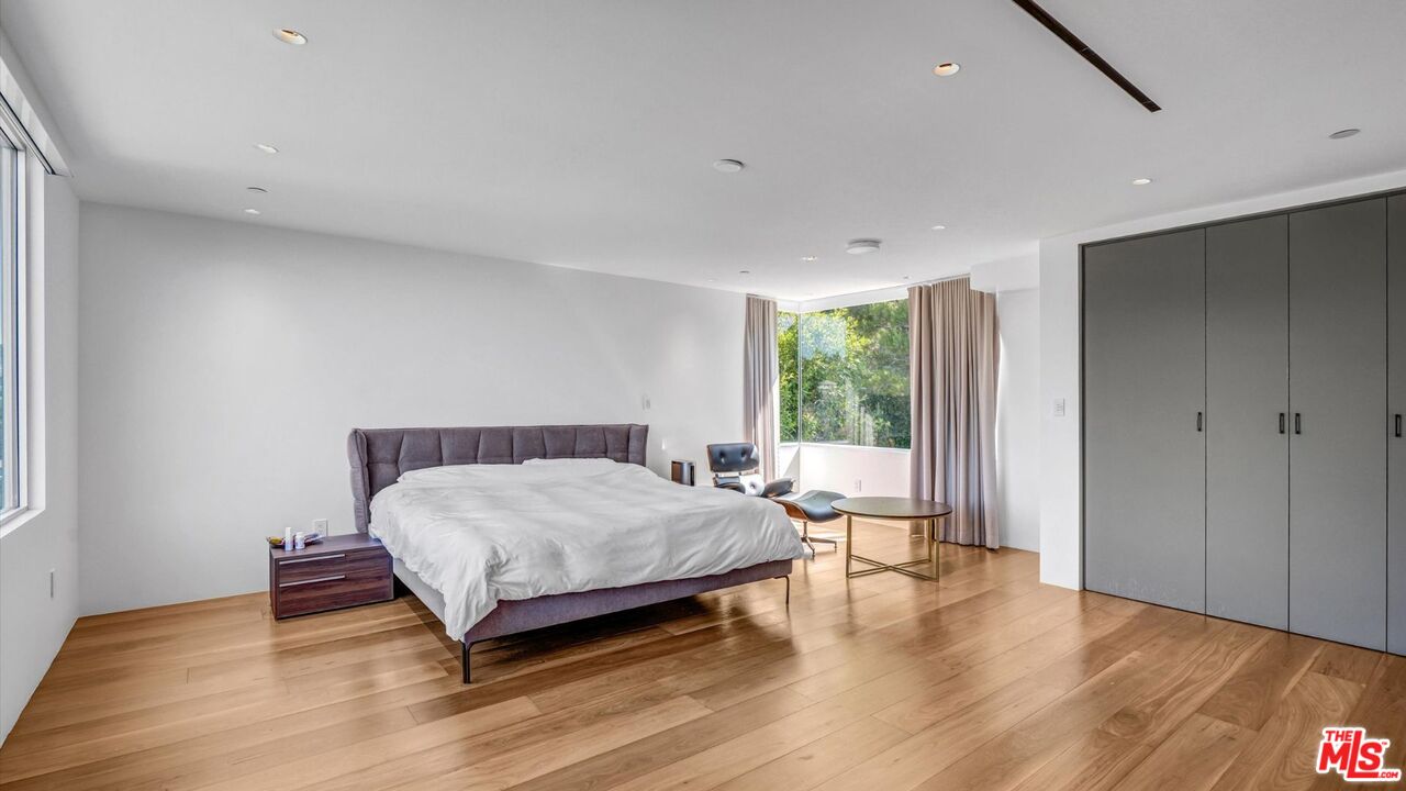 9400 Readcrest Drive Beverly Hills, CA 90210 - Photo 19 of 33 a bedroom with a bed and wooden floor