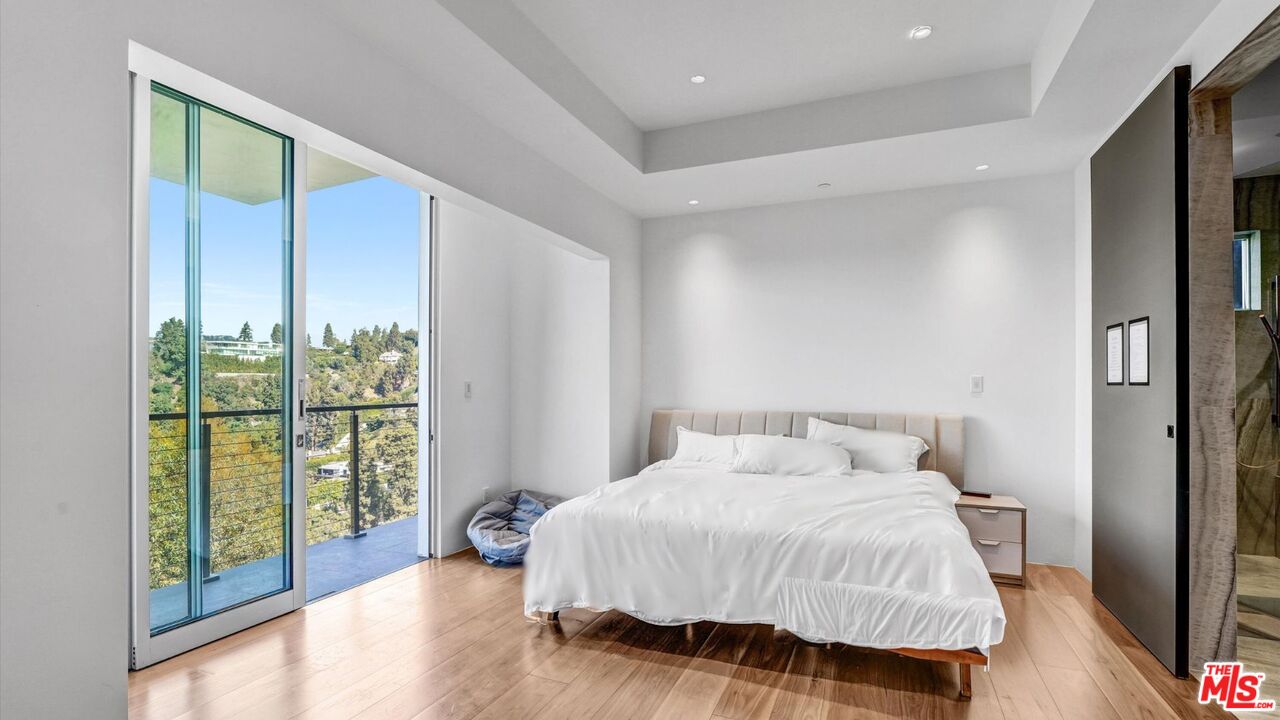9400 Readcrest Drive Beverly Hills, CA 90210 - Photo 21 of 33 a bedroom with a bed and a large window