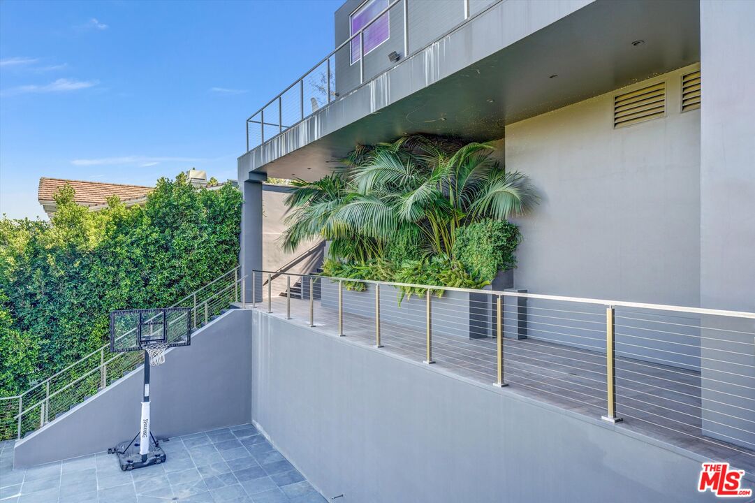 9400 Readcrest Drive Beverly Hills, CA 90210 - Photo 25 of 33 a view of a house with a street