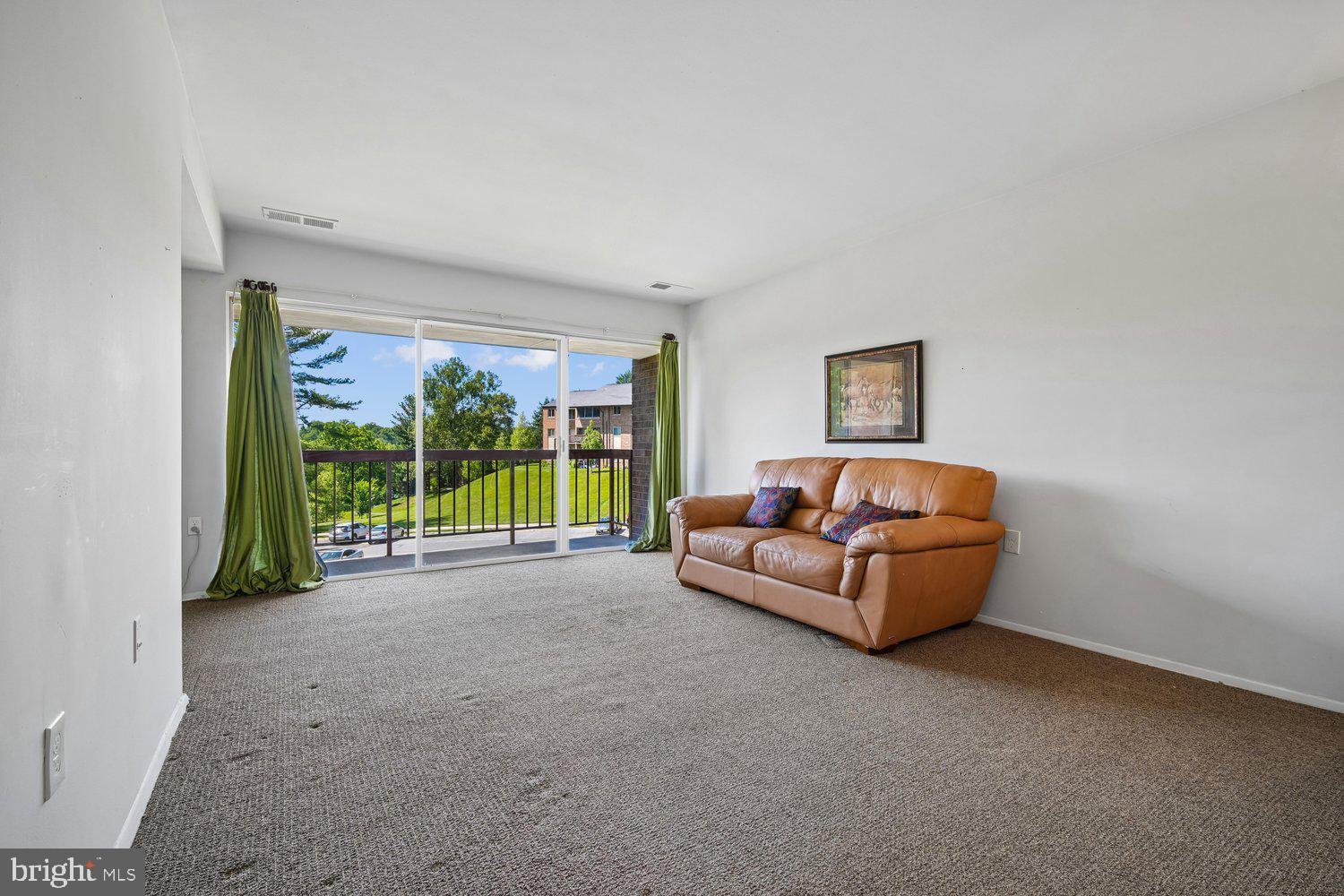 9926 Walker House Road, Unit 99263 Gaithersburg, MD 20886 - Photo 5 of 63 Living Room
