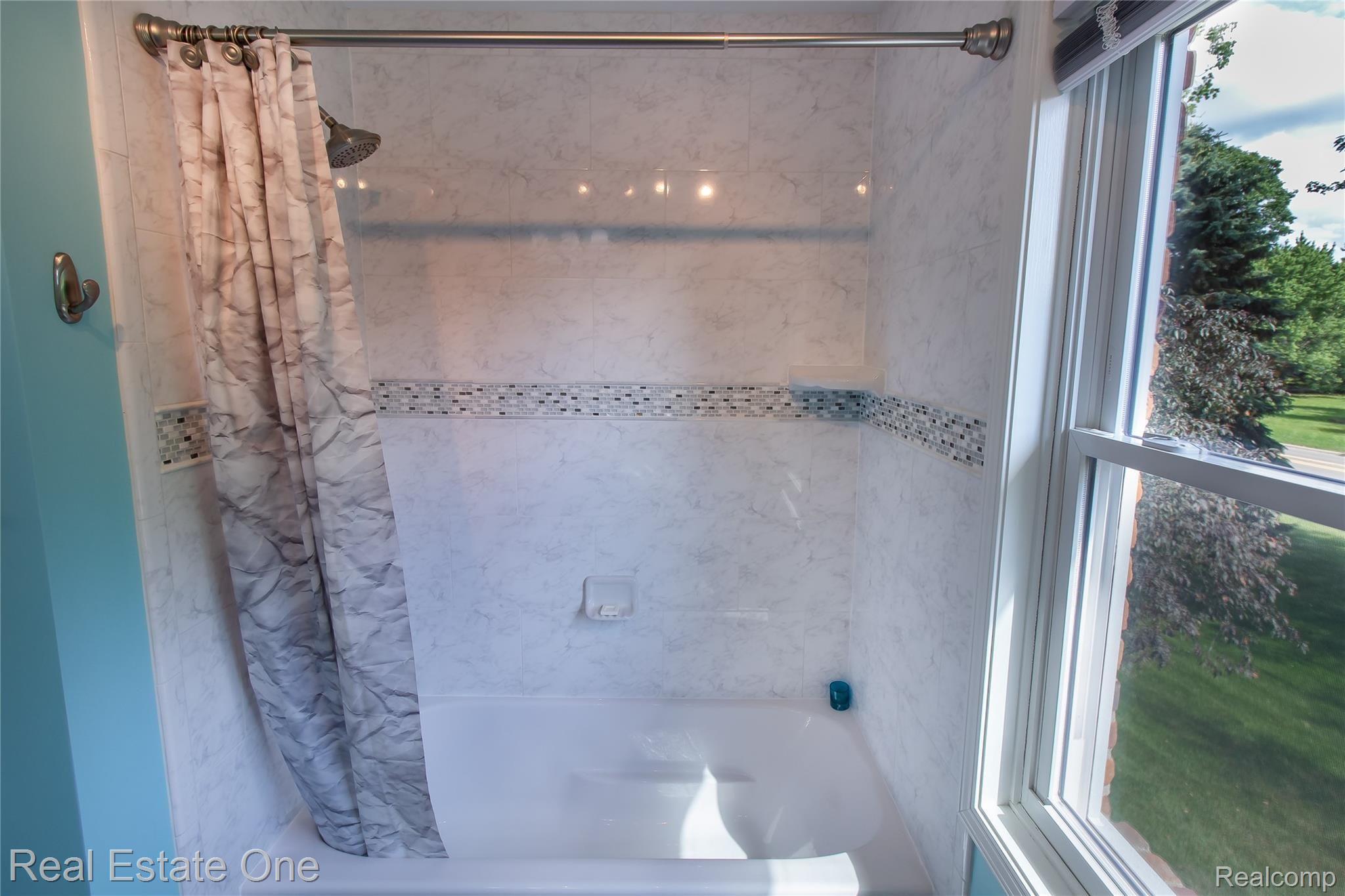 8380 Holcomb Road Clarkston, MI 48348 - Photo 20 of 29 MasterBath_2.jpg