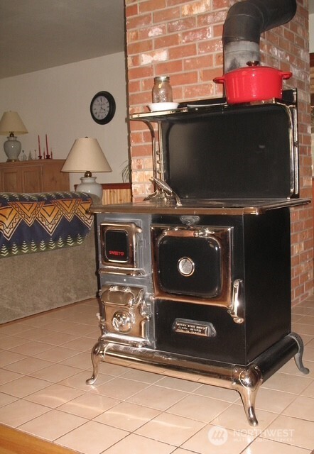 40 Turner Homestead Road Oroville, WA 98844 - Photo 5 of 27 a stove top oven sitting inside of a kitchen