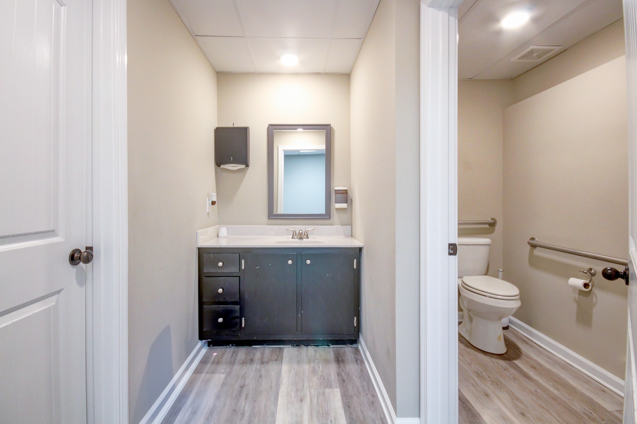 1017 South Riverside Drive Clarksville, TN 37040 - Photo 35 of 51 a bathroom with a sink a toilet and shower