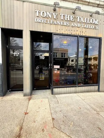 $2,700 | 117 Plandome Road, Unit 2R, Manhasset, NY 11030