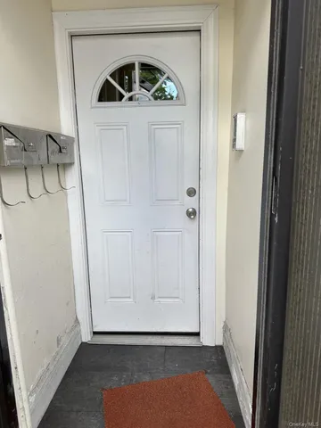 $2,700 | 117 Plandome Road, Unit 2R, Manhasset, NY 11030