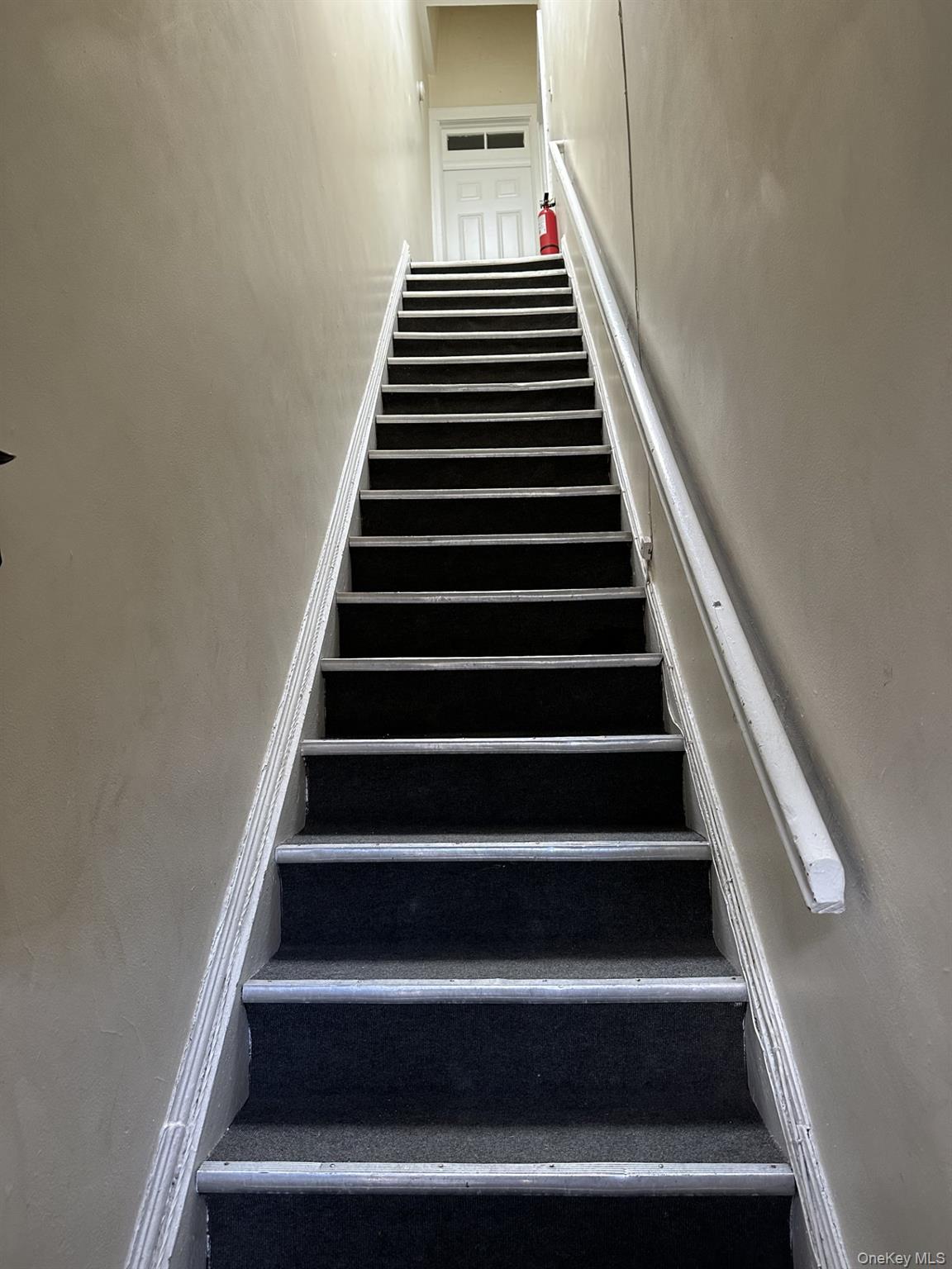 117 Plandome Road, Unit 2R Manhasset, NY 11030 - Photo 3 of 13 View of staircase