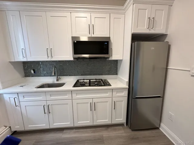 $2,700 | 117 Plandome Road, Unit 2R, Manhasset, NY 11030