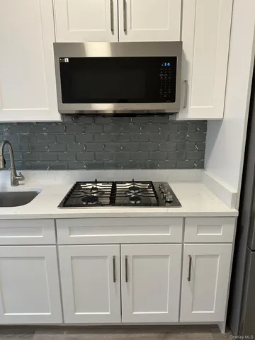 $2,700 | 117 Plandome Road, Unit 2R, Manhasset, NY 11030