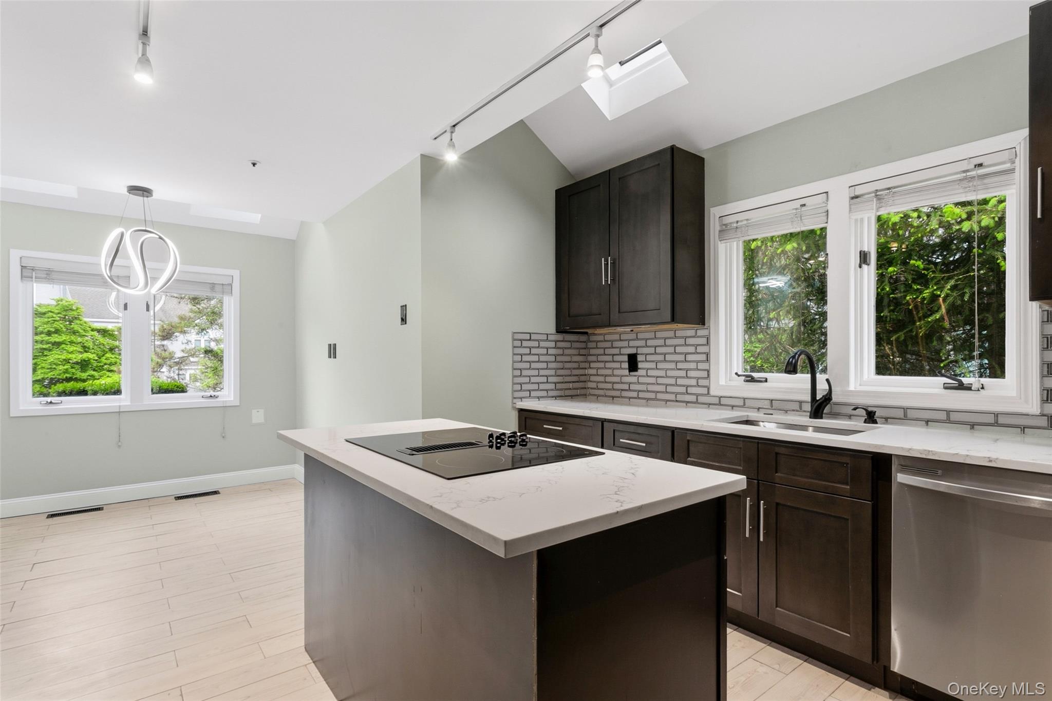 135 Boulder Ridge Road, Unit E87 Scarsdale, NY 10583 - Photo 11 of 47 a kitchen that has a sink and a stove in it