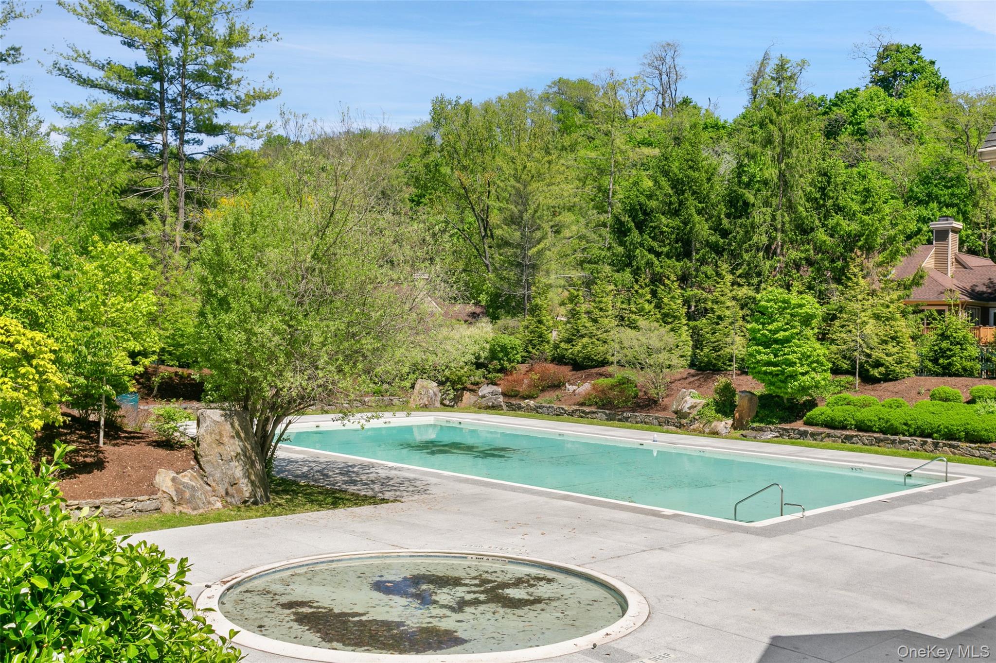 135 Boulder Ridge Road, Unit E87 Scarsdale, NY 10583 - Photo 44 of 47 a view of a bird bath