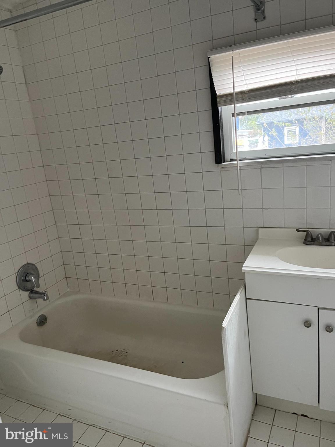 425 Taylor Street Riverside, NJ 08075 - Photo 7 of 9 a bathroom with a sink and a bathtub