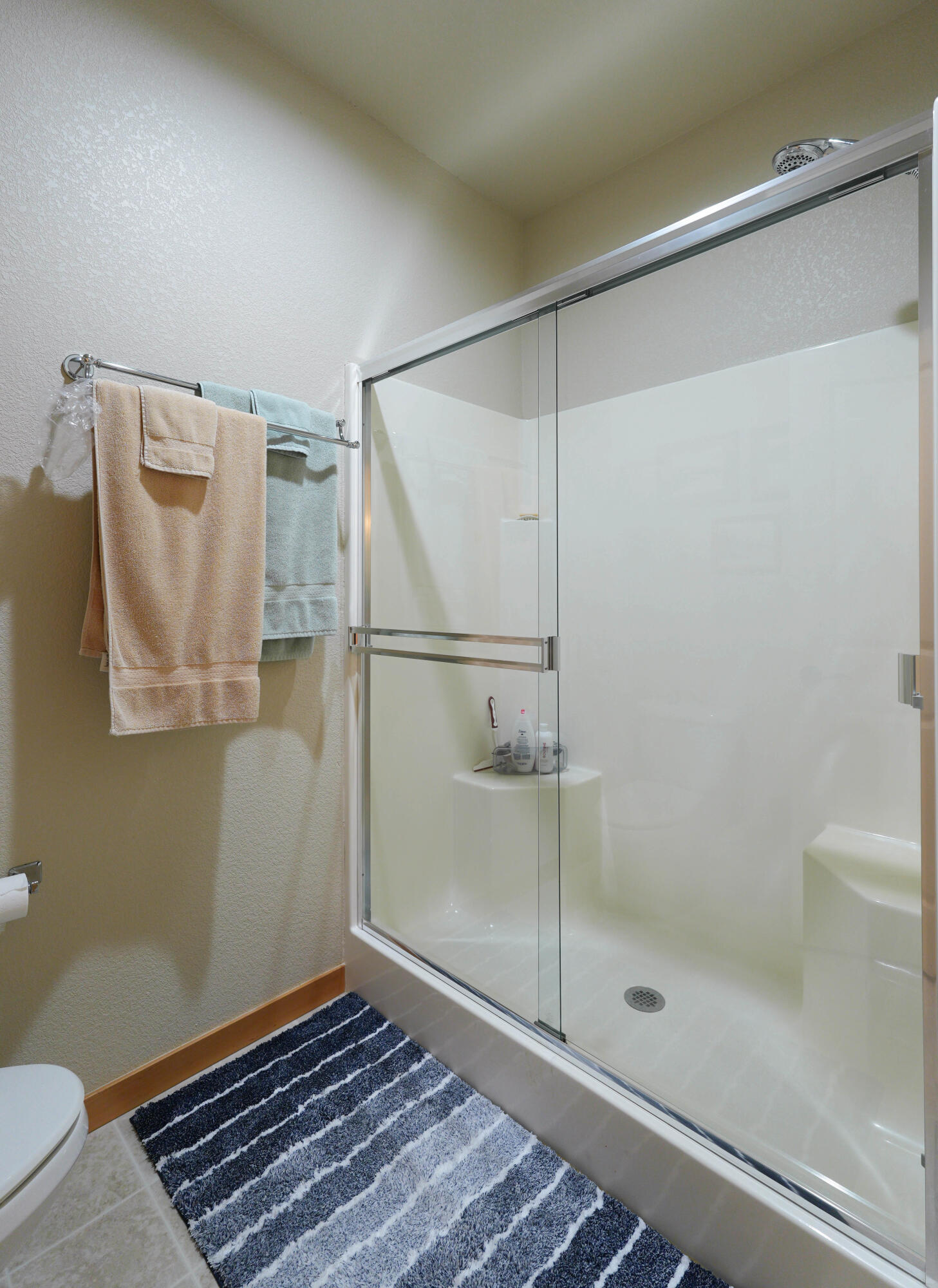 5028 Sora Loop Klamath Falls, OR 97601 - Photo 44 of 62 a bathroom with a glass shower door