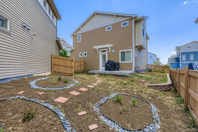 a view of a house with backyard