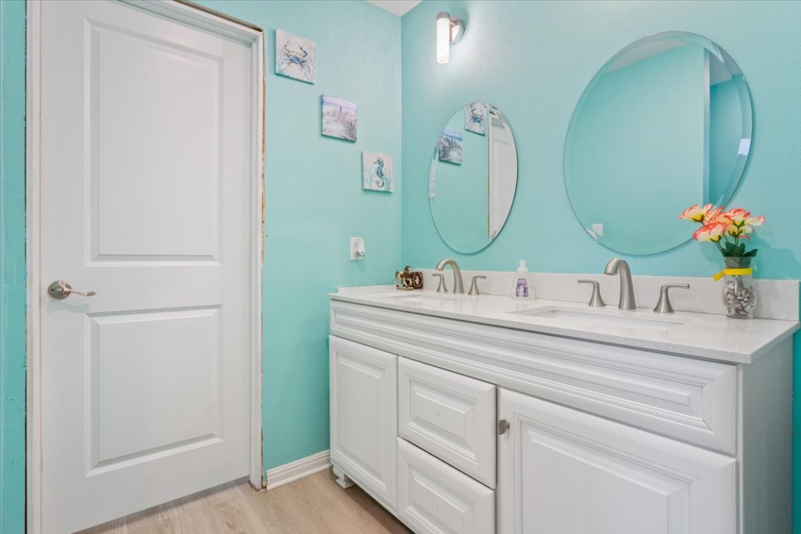 50 Dusty Dam Road Coupland, TX 78615 - Photo 21 of 38 The Jack-and-Jill bathroom offers convenient shared access between secondary bedrooms, featuring a functional layout ideal for everyday use.