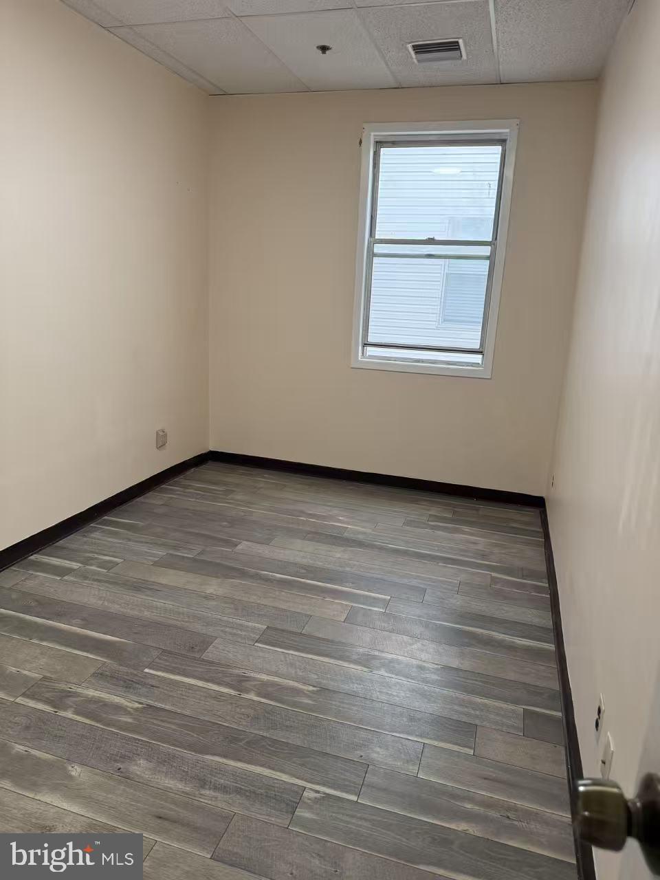 1009 Arch Street, Unit 4B Philadelphia, PA 19107 - Photo 2 of 4 a view of an empty room with a window