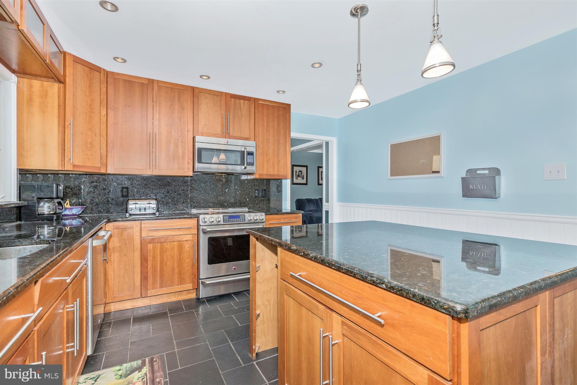 2511 Bidle Road Middletown, MD 21769 - Photo 7 of 29 Large island w/ pull out drawers for storage