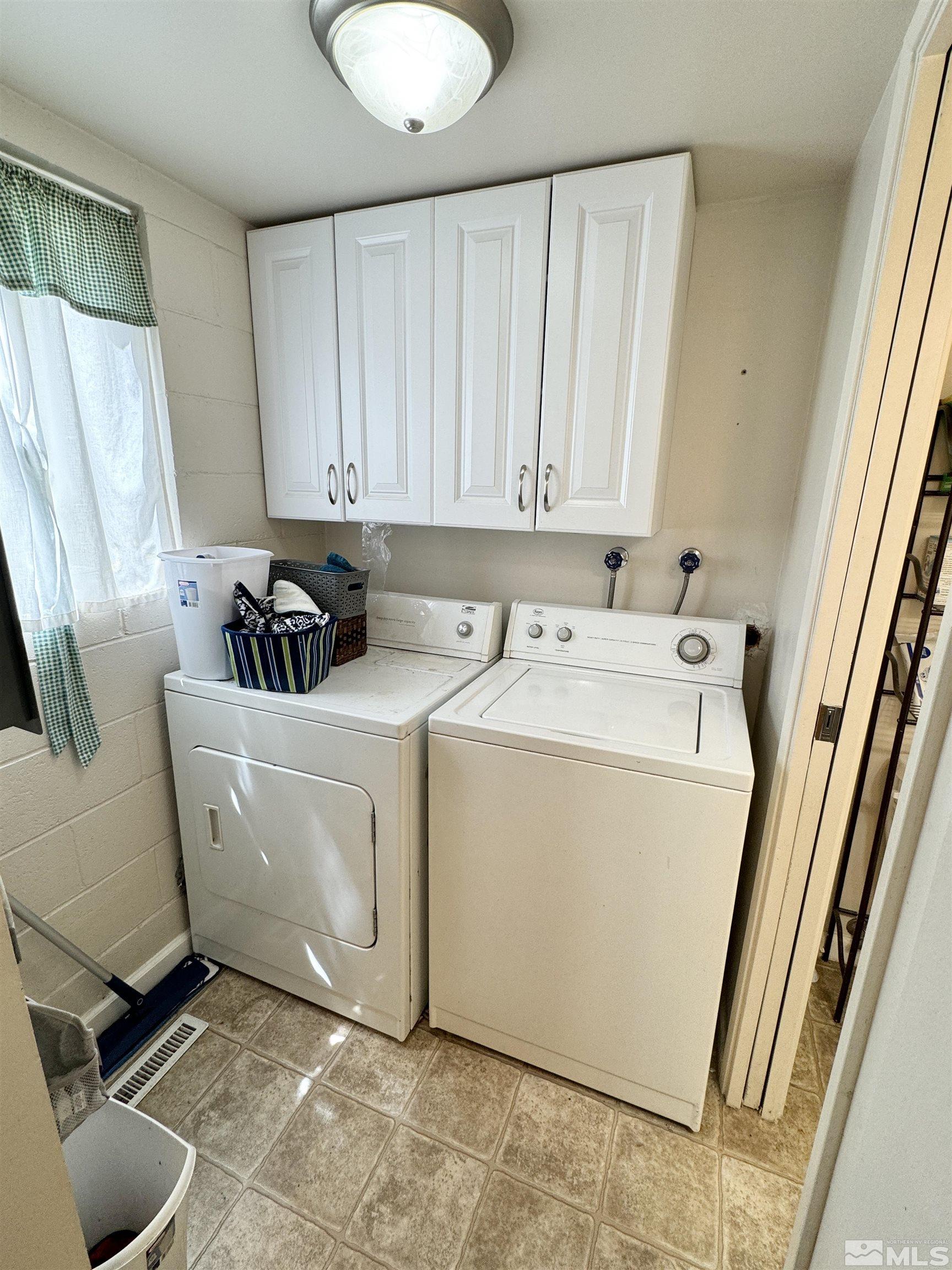 3915 Covington Way Reno, NV 89503 - Photo 9 of 17 a room with a washing machine and sink