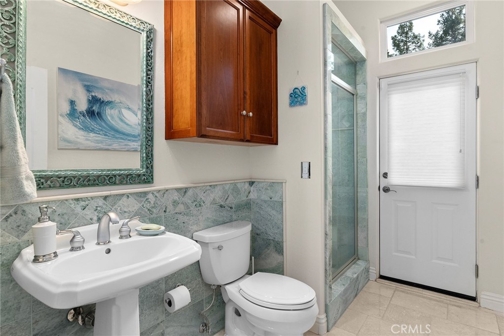 3171 Sandstone Lane Chico, CA 95928 - Photo 28 of 70 a bathroom with a toilet a sink and a mirror