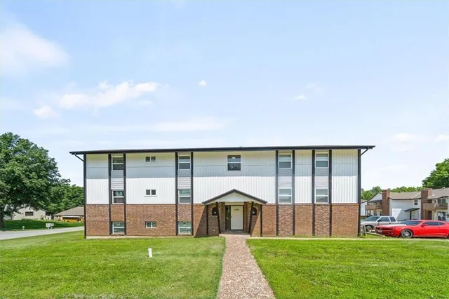 $865,000 | 2200 Mission Road, Harrisonville, MO 64701