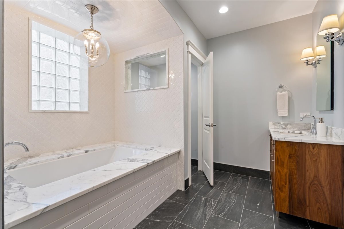 3638 North Wayne Avenue Chicago, IL 60613 - Photo 16 of 38