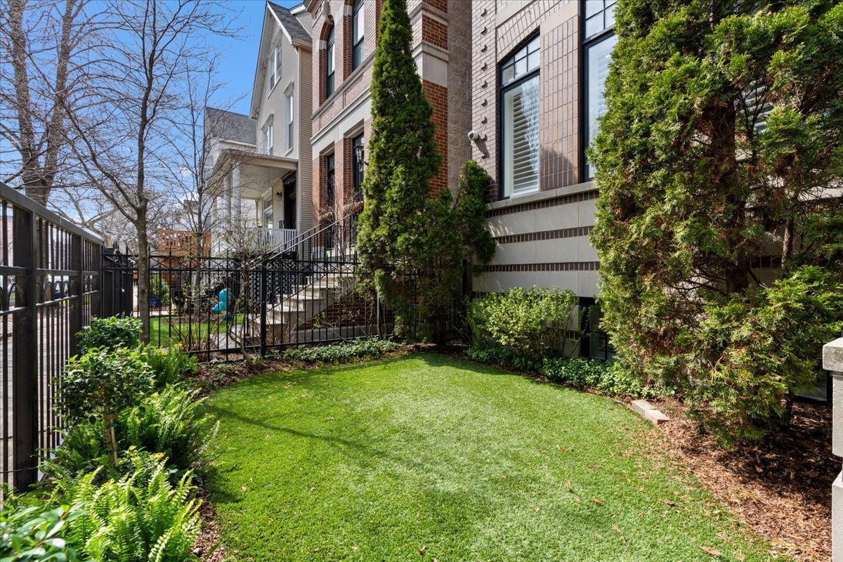 3638 North Wayne Avenue Chicago, IL 60613 - Photo 2 of 38