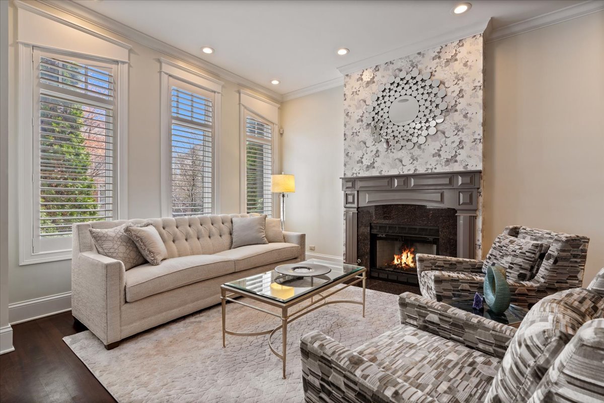 3638 North Wayne Avenue Chicago, IL 60613 - Photo 4 of 38