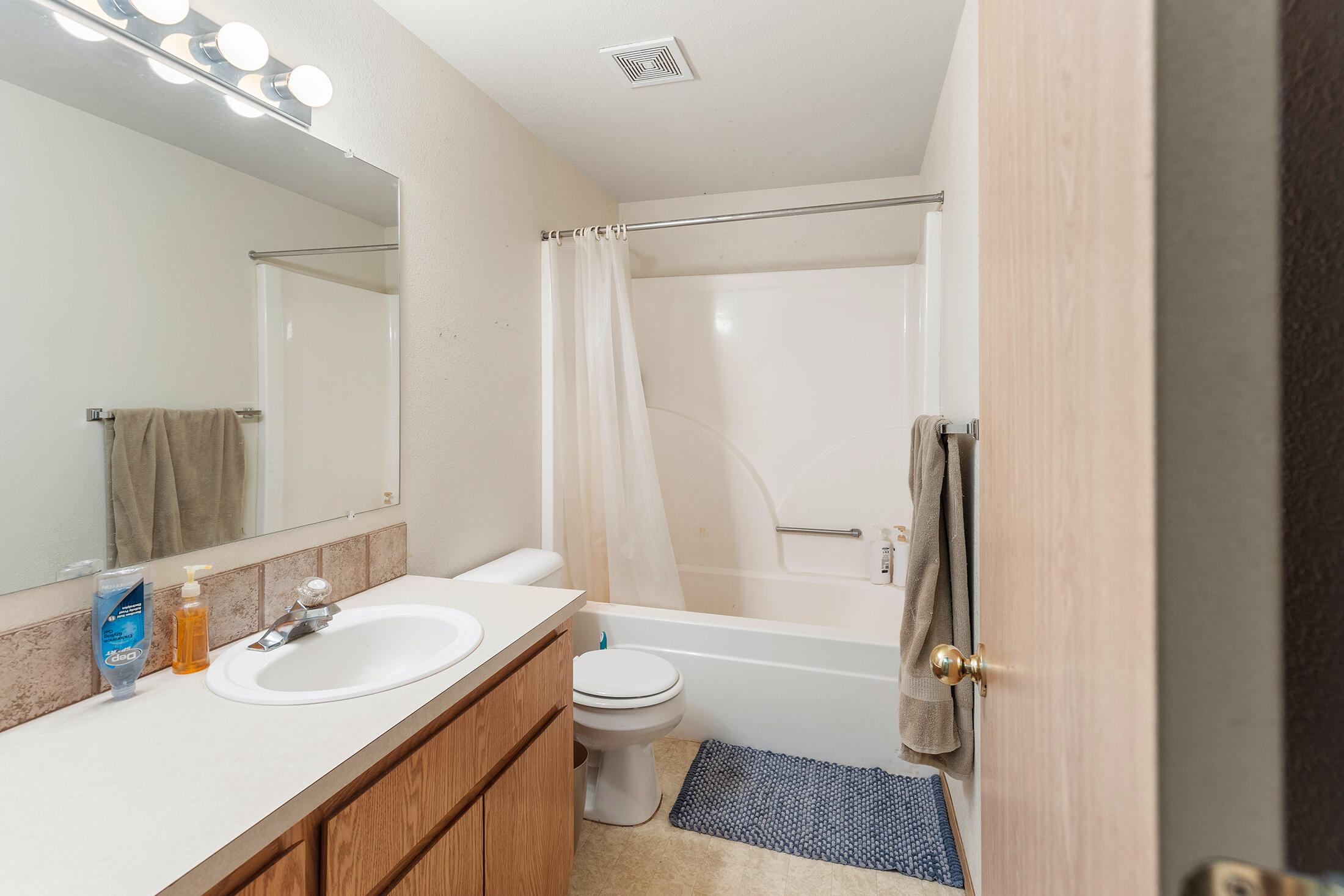 7060 Rockydale Road Cave Junction, OR 97523 - Photo 14 of 33 a bathroom with a sink toilet and shower