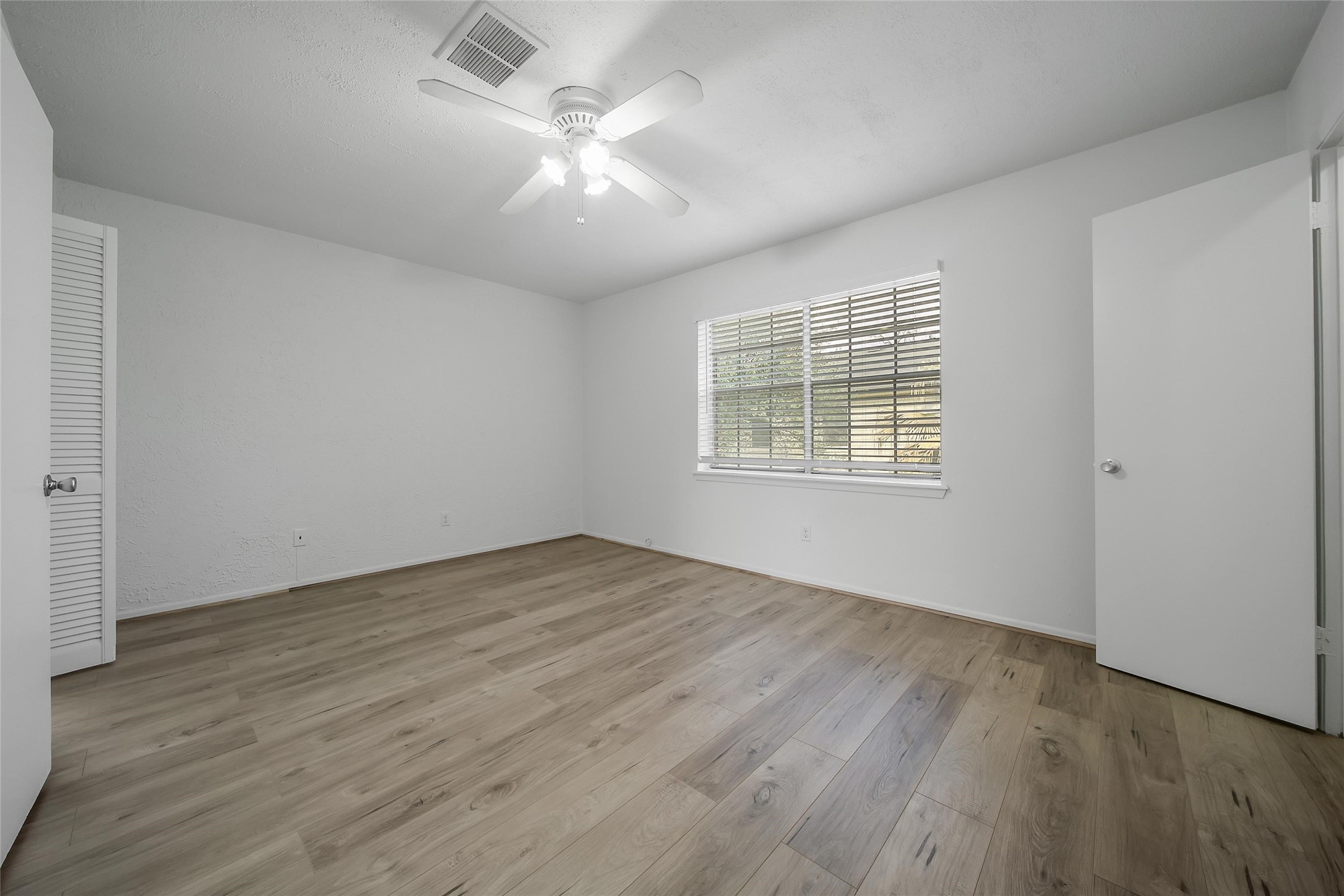 1403 Blalock Road, Unit 15 Houston, TX 77055 - Photo 11 of 21 an empty room with wooden floor and windows
