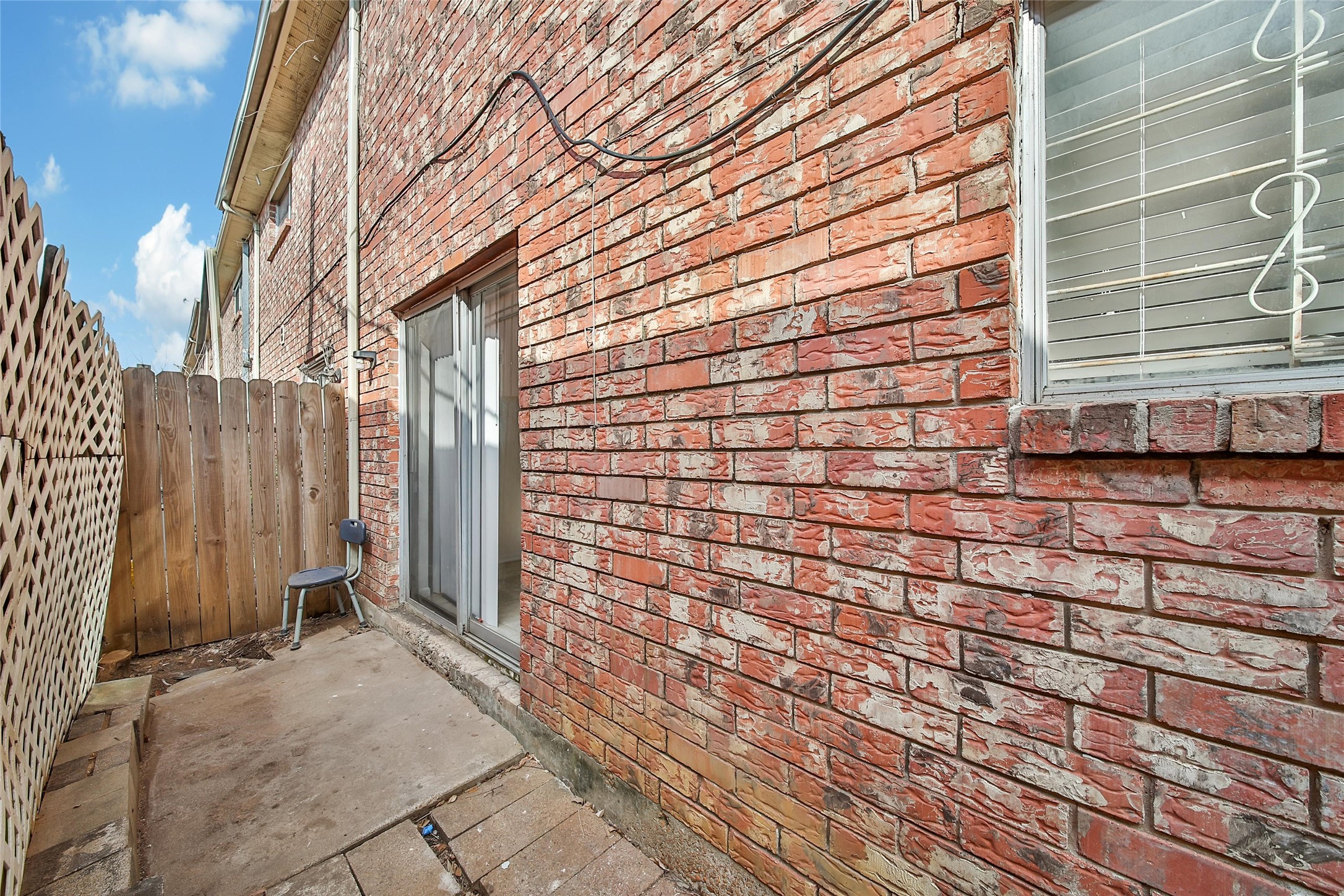 1403 Blalock Road, Unit 15 Houston, TX 77055 - Photo 20 of 21 a backyard of a house