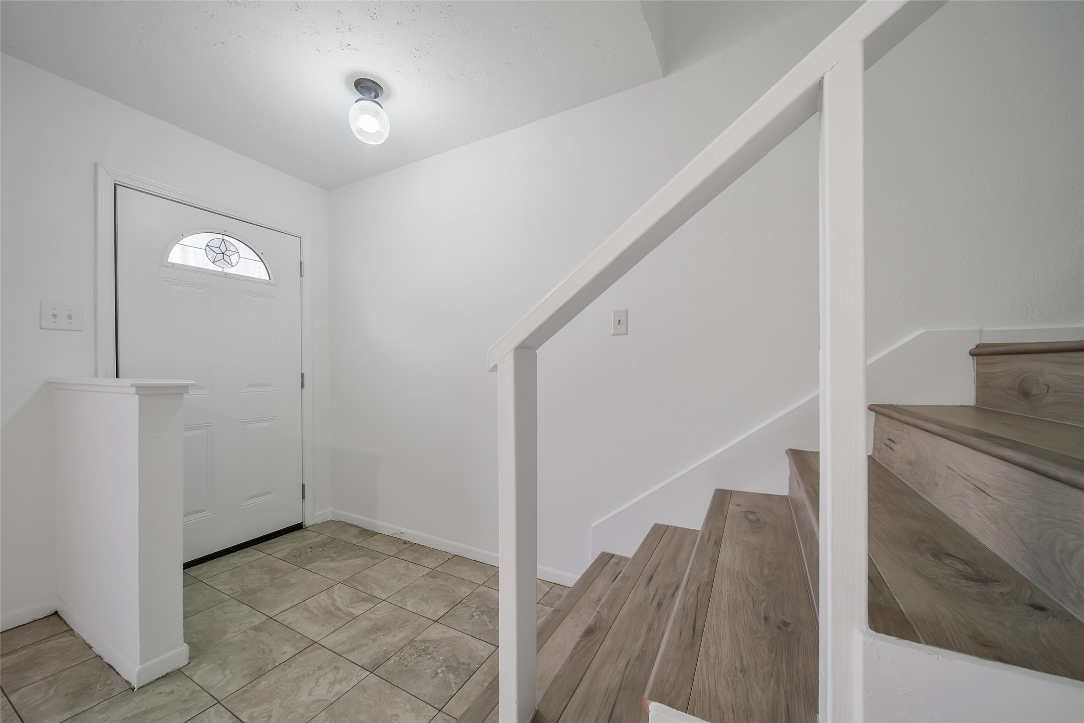 1403 Blalock Road, Unit 15 Houston, TX 77055 - Photo 4 of 21 a view of a livingroom with wooden floor and staircase