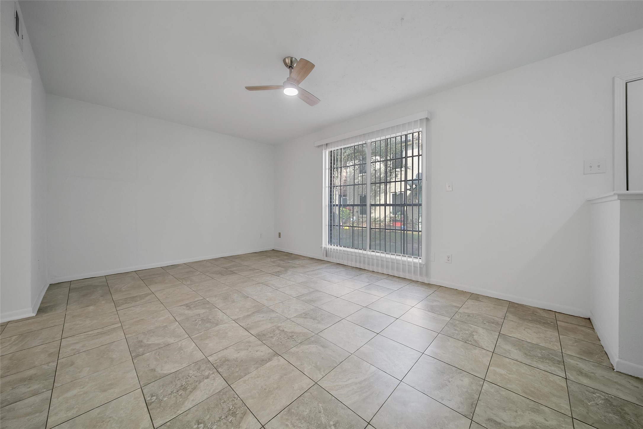 1403 Blalock Road, Unit 15 Houston, TX 77055 - Photo 5 of 21 an empty room with windows
