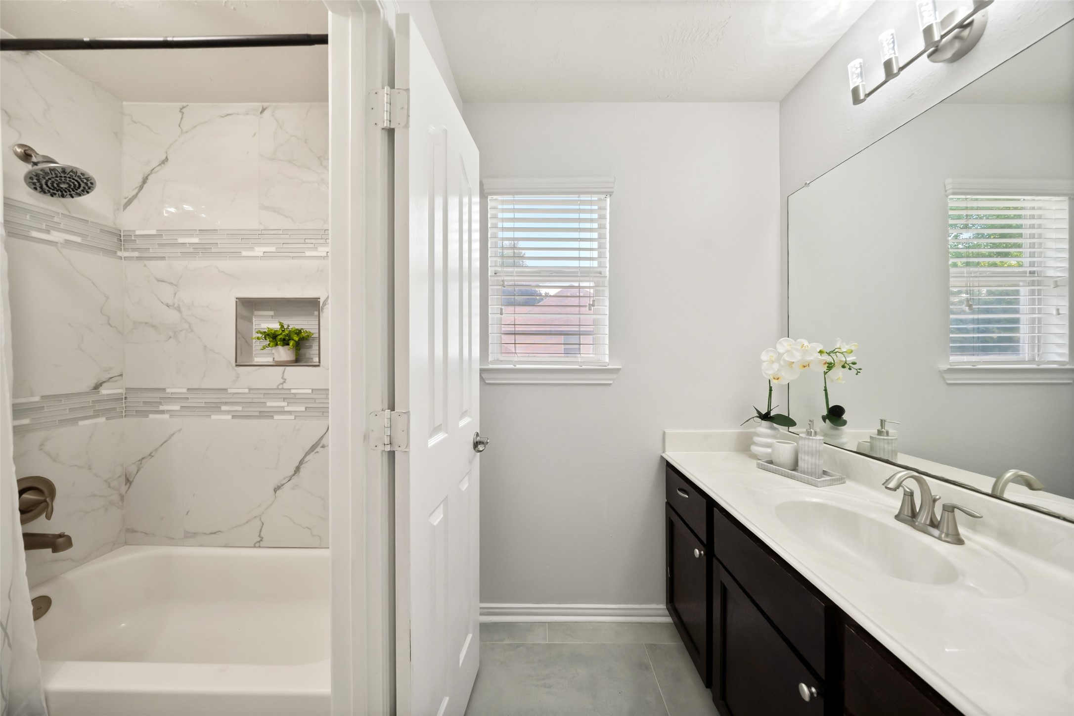81 Palos Verde Conroe, TX 77304 - Photo 25 of 36 Bathroom 2