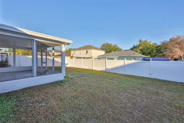 a view of a backyard