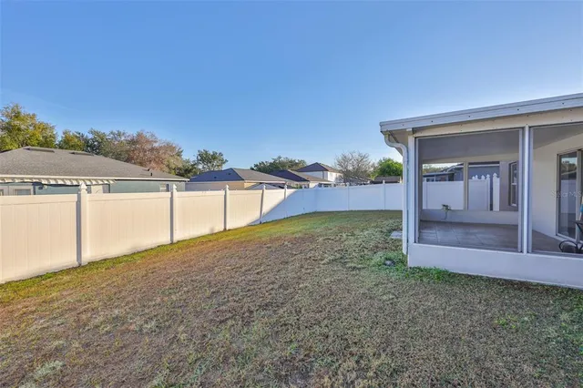 a view of a backyard